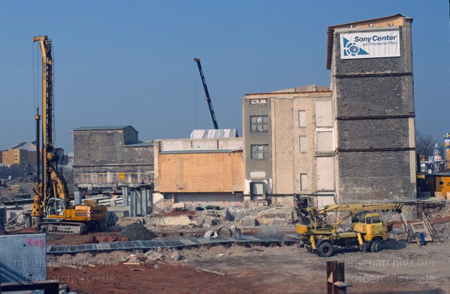 Berlin. Potsdamer Platz. Baustelle
September 1996. Berlin. Mitte. Tiergarten. Potsdamer Platz. Baustelle. Esplanade
Schlüsselwörter: Baustelle;Berlin;Deutschland;Esplanade;Germany;Potsdamer Platz;1996;Tiergarten