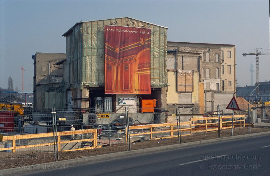 Berlin. Potsdamer Platz. Baustelle
September 1996. Berlin. Mitte. Tiergarten. Potsdamer Platz. Baustelle. Esplanade
Schlüsselwörter: Baustelle;Berlin;Deutschland;Esplanade;Germany;Potsdamer Platz;1996;Tiergarten