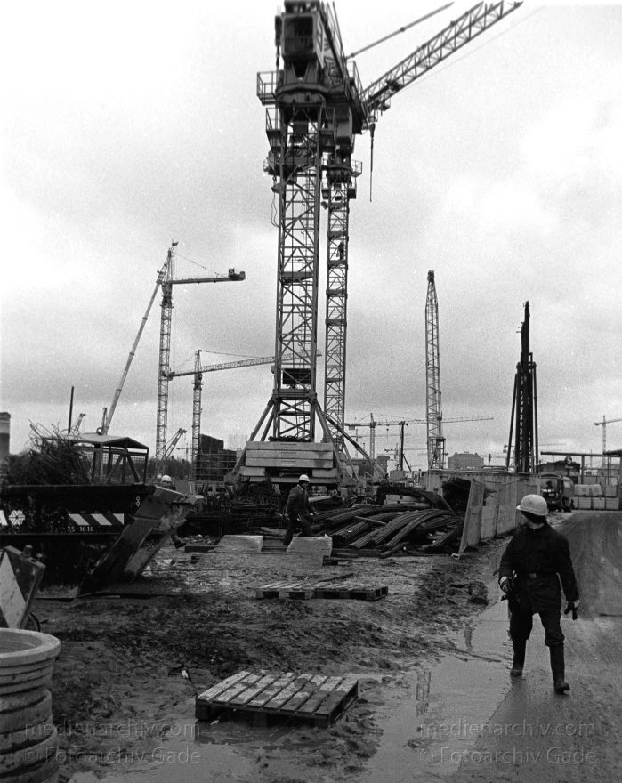 Berlin. Potsdamer Platz. Baustelle
31. 1. 1997. Berlin. Mitte. Tiergarten. Potsdamer Platz. Baustelle
Schlüsselwörter: Bauarbeiter;Baustelle;Berlin;Deutschland;Germany;Potsdamer Platz;1997;Tiergarten