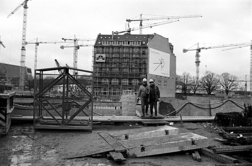 Berlin. Potsdamer Platz. Baustelle
31. 1. 1997. Berlin. Mitte. Tiergarten. Potsdamer Platz. Baustelle. Weinhaus Huth
Schlüsselwörter: Baustelle;Berlin;Deutschland;Germany;Potsdamer Platz;Tiergarten;1997;Weinhaus Huth