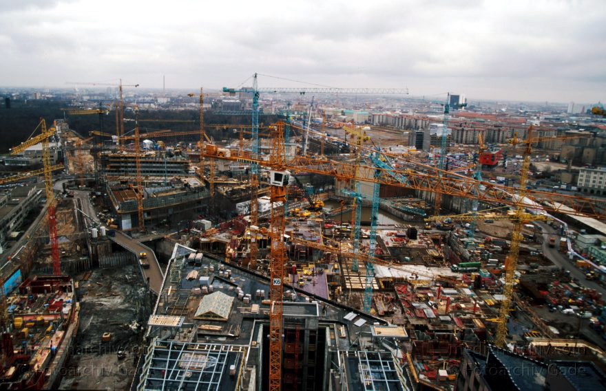 Deutschland. Berlin. Bauarbeiten am Potsdamer Platz
31. 1. 1997. Deutschland. Berlin. Bauarbeiten am Potsdamer Platz.
Schlüsselwörter: Baustelle;Berlin;Deutschland;Germany;Potsdamer Platz;1997;Tiergarten