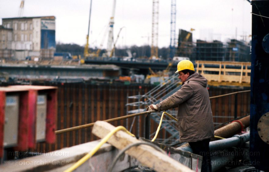 Deutschland. Berlin. Bauarbeiten am Potsdamer Platz
31. 1. 1997. Deutschland. Berlin. Bauarbeiten am Potsdamer Platz. Bauarbeiter
Schlüsselwörter: Bauarbeiter;Baustelle;Berlin;Deutschland;Germany;Potsdamer Platz;1997;Tiergarten