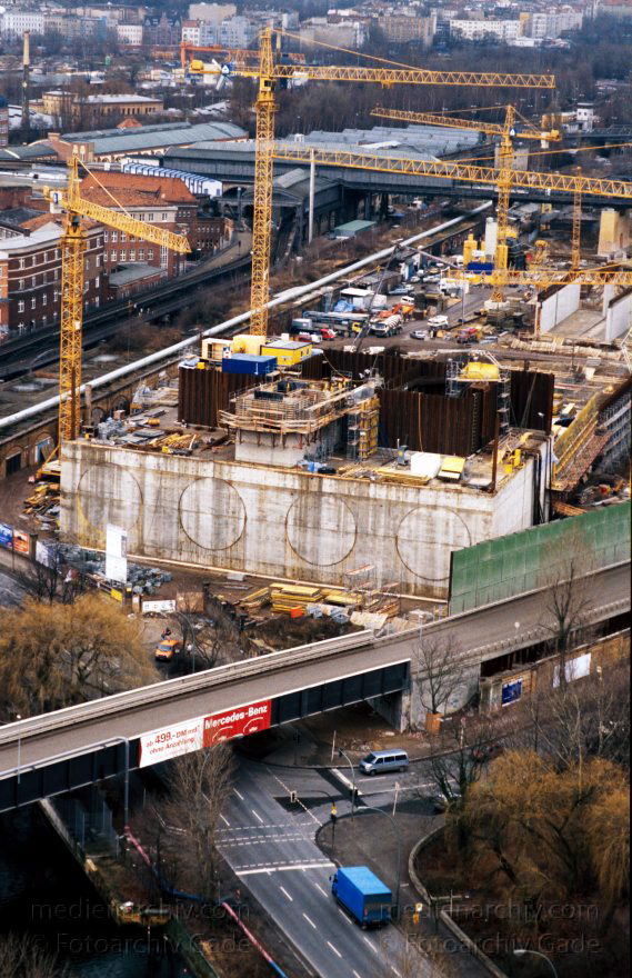 Deutschland. Berlin. Bauarbeiten am Potsdamer Platz
31. 1. 1997. Deutschland. Berlin. Bauarbeiten am Potsdamer Platz.
Schlüsselwörter: Bauarbeiten;Baustelle;Berlin;Deutschland;Germany;Potsdamer Platz;1997;Tiergarten
