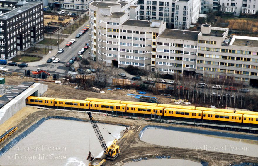 Deutschland. Berlin. Bauarbeiten am Potsdamer Platz
31. 1. 1997. Deutschland. Berlin. Bauarbeiten am Potsdamer Platz.
Schlüsselwörter: Bauarbeiten;Baustelle;Berlin;Deutschland;Germany;Köthener Straße;Potsdamer Platz;1997;Tiergarten