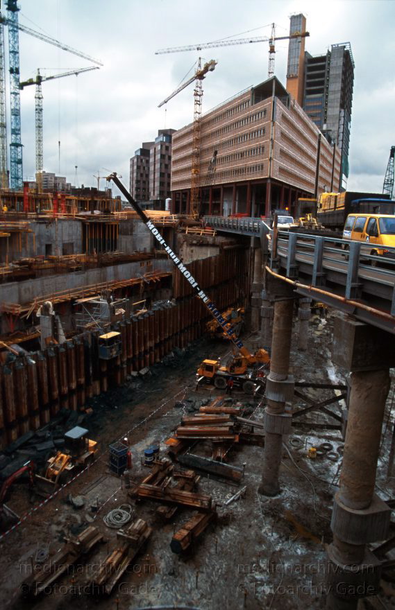 Deutschland. Berlin. Bauarbeiten am Potsdamer Platz
31. 1. 1997. Deutschland. Berlin. Bauarbeiten am Potsdamer Platz.
Schlüsselwörter: Baustelle;Berlin;Debis-Haus;Deutschland;Germany;Potsdamer Platz;1997;Tiergarten
