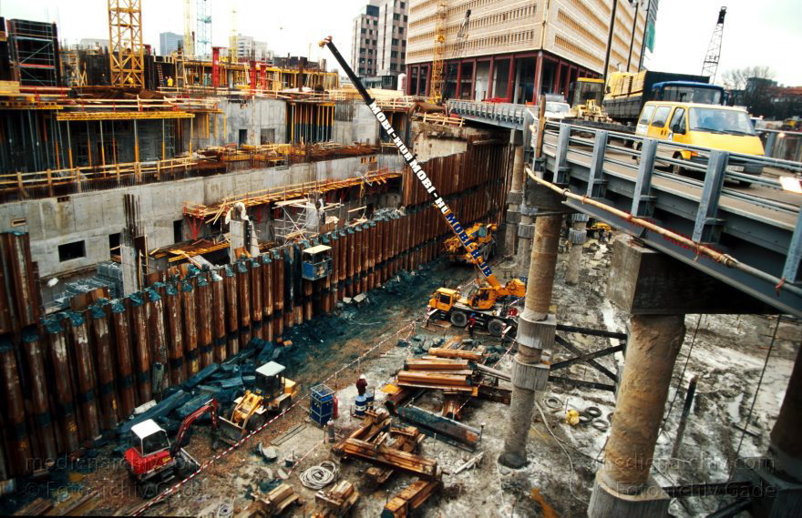 Deutschland. Berlin. Bauarbeiten am Potsdamer Platz
31. 1. 1997. Deutschland. Berlin. Bauarbeiten am Potsdamer Platz.
Schlüsselwörter: Baustelle;Berlin;Deutschland;Germany;Potsdamer Platz;1997;Tiergarten