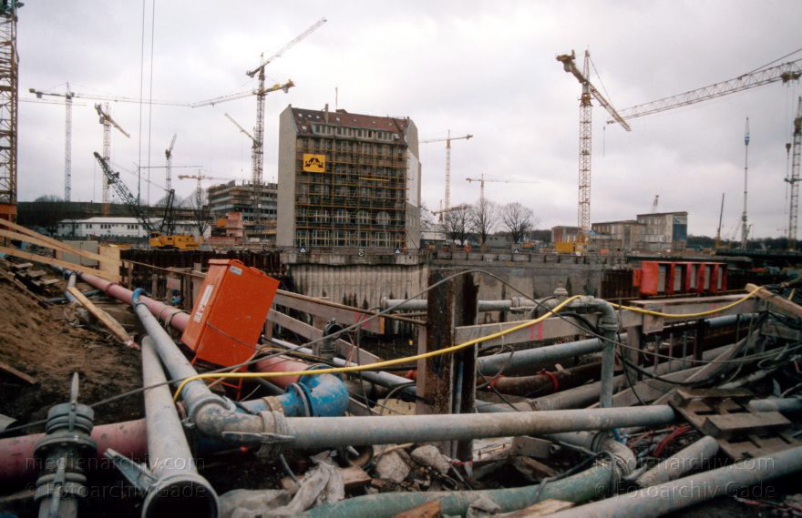 Deutschland. Berlin. Bauarbeiten am Potsdamer Platz
31. 1. 1997. Deutschland. Berlin. Bauarbeiten am Potsdamer Platz. Weinhaus Huth
Schlüsselwörter: Bauarbeiten;Baustelle;Berlin;Deutschland;Germany;Potsdamer Platz;Tiergarten;1997;Weinhaus Huth