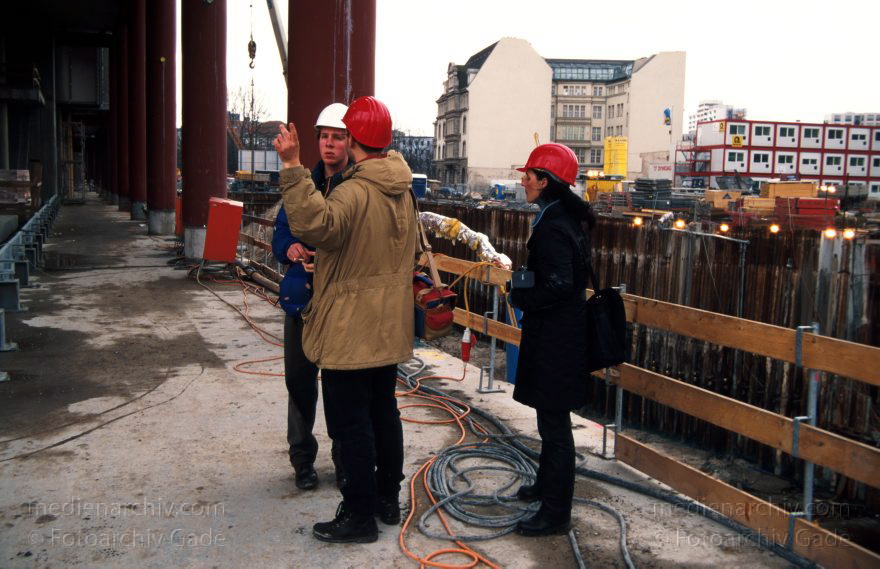 Deutschland. Berlin. Bauarbeiten am Potsdamer Platz
31. 1. 1997. Deutschland. Berlin. Bauarbeiten am Potsdamer Platz. GIZ-Haus. Canaris Haus
Schlüsselwörter: Baustelle;Berlin;Canaris Haus;Deutschland;Germany;GIZ-Haus;Potsdamer Platz;1997;Tiergarten
