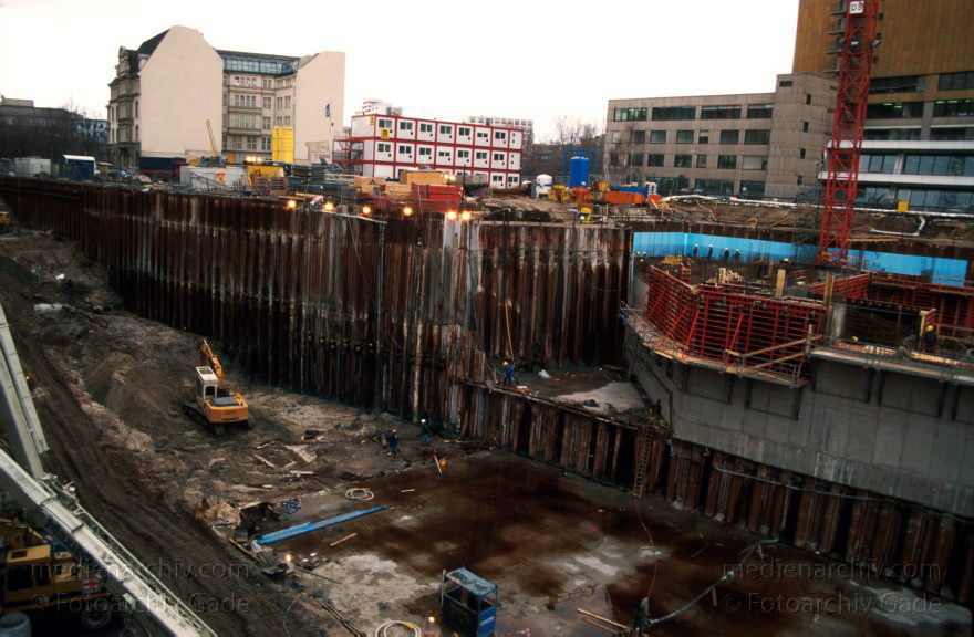 Deutschland. Berlin. Bauarbeiten am Potsdamer Platz
31. 1. 1997. Deutschland. Berlin. Bauarbeiten am Potsdamer Platz.
Schlüsselwörter: Baustelle;Berlin;Deutschland;Germany;Potsdamer Platz;1997;Tiergarten