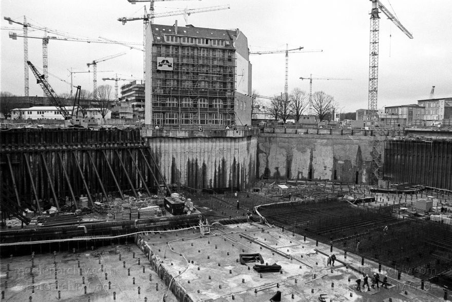 Berlin. Potsdamer Platz. Baustelle
31. 1. 1997. Berlin. Mitte. Tiergarten. Potsdamer Platz. Weinhaus Huth
Schlüsselwörter: Baustelle;Berlin;Deutschland;Germany;Potsdamer Platz;Tiergarten;1997;Weinhaus Huth
