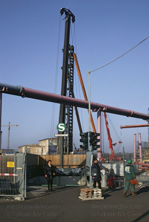 Berlin. Tiergarten. Potsdamer Platz.
31. 1. 1997. Berlin. Mitte. Tiergarten. Potsdamer Platz. S-Bahnhof
Schlüsselwörter: Baustelle;Berlin;Deutschland;Germany;Potsdamer Platz;S-Bahn;1997;Tiergarten