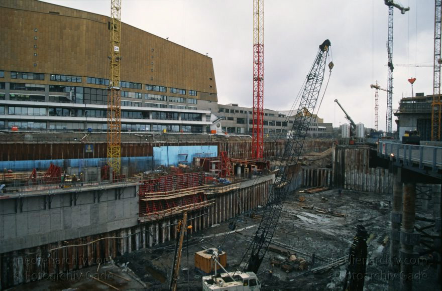 Berlin. Potsdamer Platz. Baustelle
31. 1. 1997. Berlin. Mitte. Tiergarten. Potsdamer Platz. Baustelle. Staatsbibliothek
Schlüsselwörter: Baustelle;Berlin;Deutschland;Germany;Potsdamer Platz;Staatsbibliothek;Stabi;1997;Tiergarten