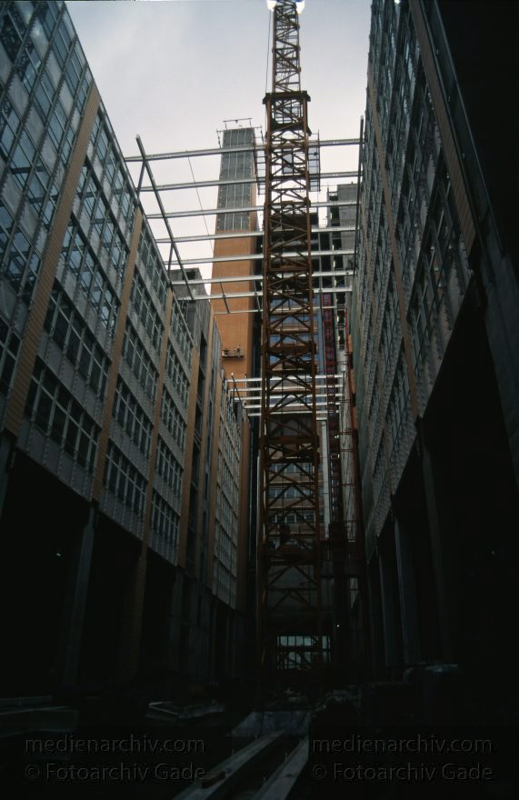 Berlin. Potsdamer Platz. Baustelle
31. 1. 1997. Berlin. Mitte. Tiergarten. Potsdamer Platz. Baustelle
Schlüsselwörter: Baustelle;Berlin;Debis-Haus;Deutschland;Germany;Potsdamer Platz;1997;Tiergarten
