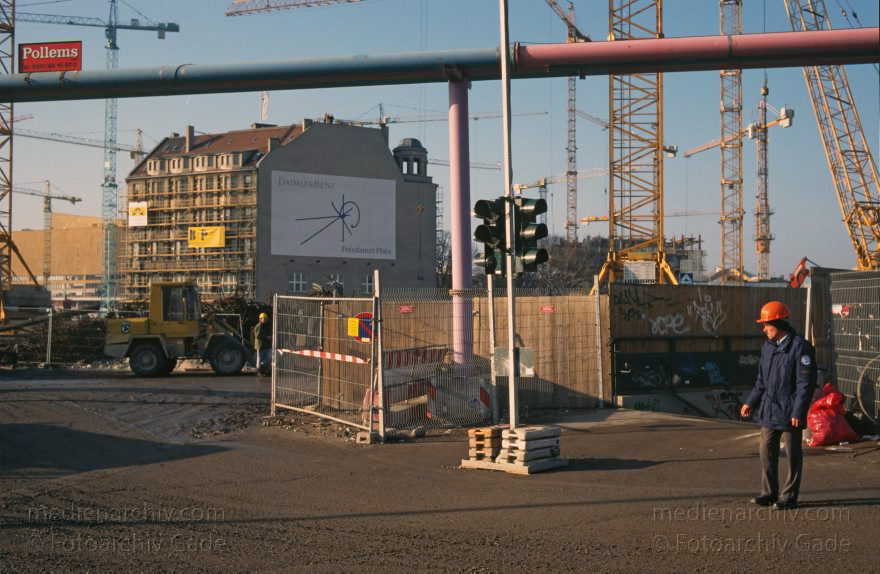 Berlin. Potsdamer Platz. Baustelle
31. 1. 1997. Berlin. Mitte. Tiergarten. Potsdamer Platz. Baustelle. Weinhaus Huth
Schlüsselwörter: Bauarbeiter;Baustelle;Berlin;Deutschland;Germany;Potsdamer Platz;Tiergarten;1997;Weinhaus Huth