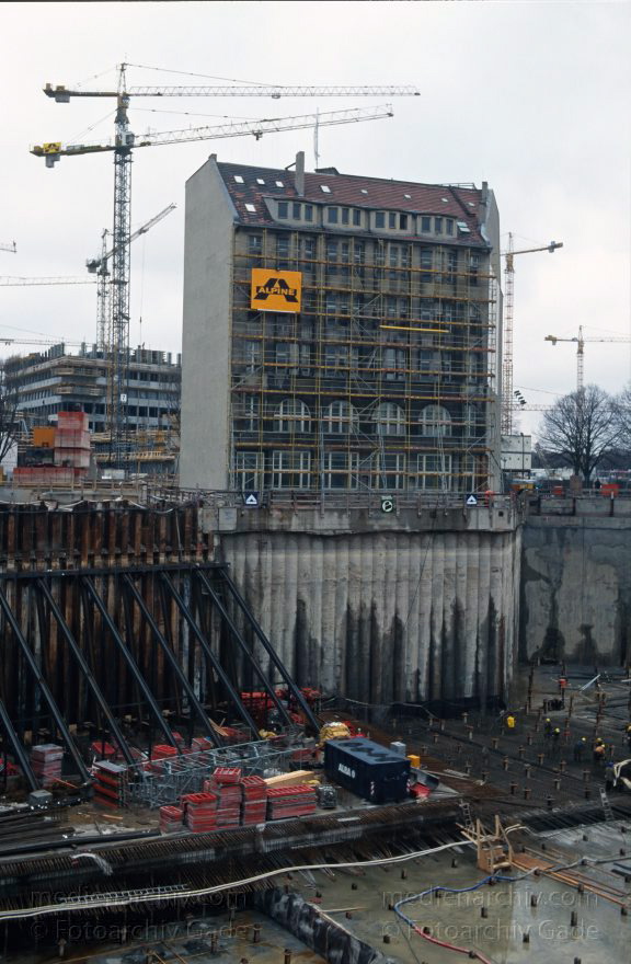 Berlin. Potsdamer Platz. Baustelle
31. 1. 1997. Berlin. Mitte. Tiergarten. Potsdamer Platz. Baustelle. Weinhaus Huth
Schlüsselwörter: Baustelle;Berlin;Deutschland;Germany;Potsdamer Platz;Tiergarten;1997;Weinhaus Huth