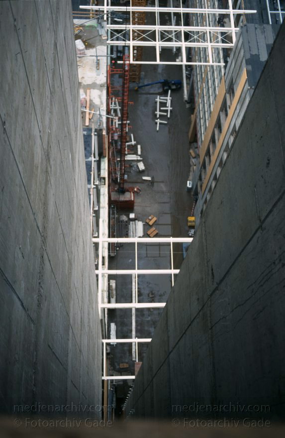 Berlin. Potsdamer Platz. Baustelle
31. 1. 1997. Berlin. Mitte. Tiergarten. Potsdamer Platz. Baustelle
Schlüsselwörter: Baustelle;Berlin;Deutschland;Germany;Potsdamer Platz;1997;Tiergarten
