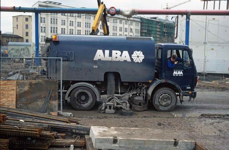Berlin. Potsdamer Platz. Baustelle. Alba Straßenreiniger
31. 1. 1997. Berlin. Mitte. Tiergarten. Potsdamer Platz. Baustelle. Alba Straßenreiniger
Schlüsselwörter: Alba Straßenreiniger;Baustelle;Berlin;Deutschland;Germany;Potsdamer Platz;1997;Tiergarten