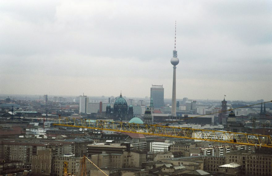 Berlin. Potsdamer Platz. Baustelle
31. 1. 1997. Berlin. Mitte. Tiergarten. Potsdamer Platz. Baustelle. Fernsehturm
Schlüsselwörter: Baustelle;Berlin;Deutschland;Fernsehturm;Germany;Potsdamer Platz;1997;Tiergarten