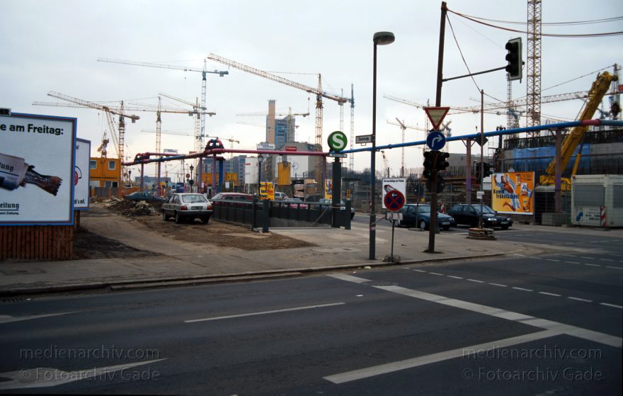 Berlin. Potsdamer Platz.
9. 2. 1997. Deutschland. Berlin. Mitte. Tiergarten. Potsdamer Platz.
Schlüsselwörter: Baustelle;Berlin;Deutschland;Germany;Potsdamer Platz;1997;Tiergarten