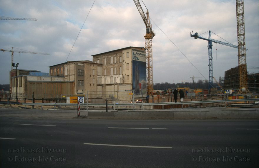 Berlin. Potsdamer Platz. Baustelle. Esplanade
9. 2. 1997. Deutschland. Berlin. Mitte. Tiergarten. Potsdamer Platz. Esplanade
Schlüsselwörter: Baustelle;Berlin;Deutschland;Esplanade;Germany;Potsdamer Platz;1997;Tiergarten
