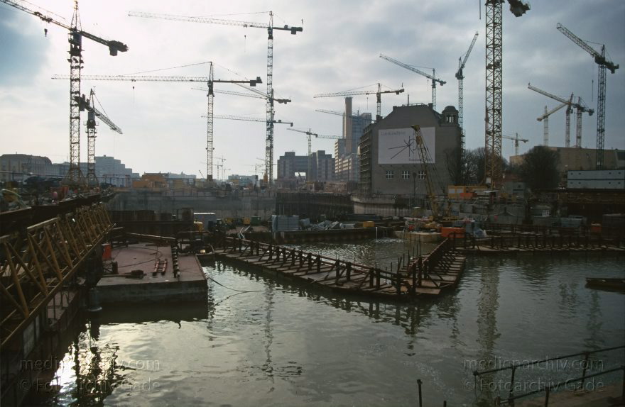 Berlin. Potsdamer Platz. Baustelle
9. 2. 1997. Berlin. Mitte. Tiergarten. Potsdamer Platz. Baustelle
Schlüsselwörter: Baustelle;Berlin;Deutschland;Germany;Potsdamer Platz;Tiergarten;1997;Weinhaus Huth