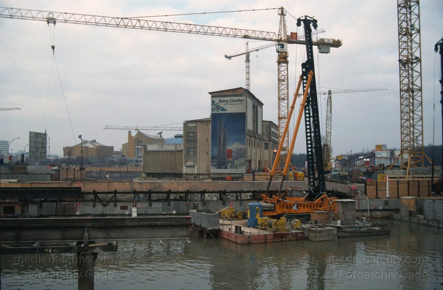 Berlin. Potsdamer Platz. Baustelle
9. 2. 1997. Deutschland. Berlin. Mitte. Tiergarten. Potsdamer Platz. Esplanade
Schlüsselwörter: Baustelle;Berlin;Deutschland;Esplanade;Germany;Potsdamer Platz;1997;Tiergarten