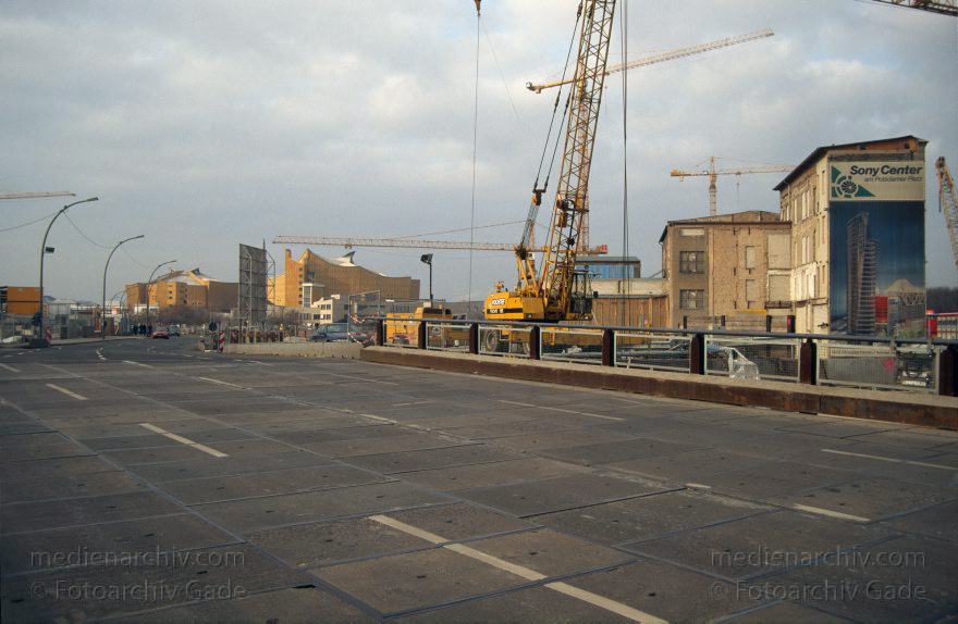 Berlin. Potsdamer Platz. Baustelle
9. 2. 1997. Deutschland. Berlin. Mitte. Tiergarten. Potsdamer Platz. Esplanade
Schlüsselwörter: Baustelle;Berlin;Deutschland;Esplanade;Germany;Potsdamer Platz;1997;Tiergarten