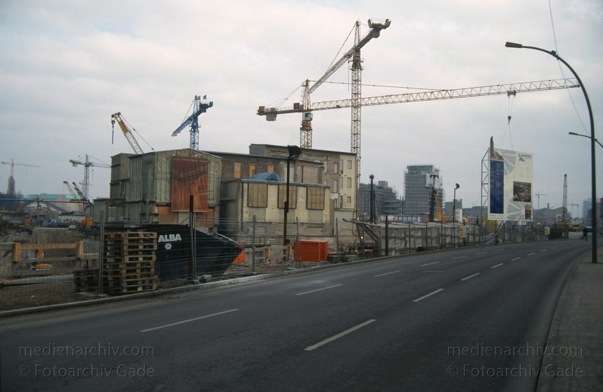 Berlin. Potsdamer Platz. Baustelle
9. 2. 1997. Deutschland. Berlin. Mitte. Tiergarten. Potsdamer Platz. Esplanade
Schlüsselwörter: Baustelle;Berlin;Deutschland;Esplanade;Germany;Potsdamer Platz;1997;Tiergarten