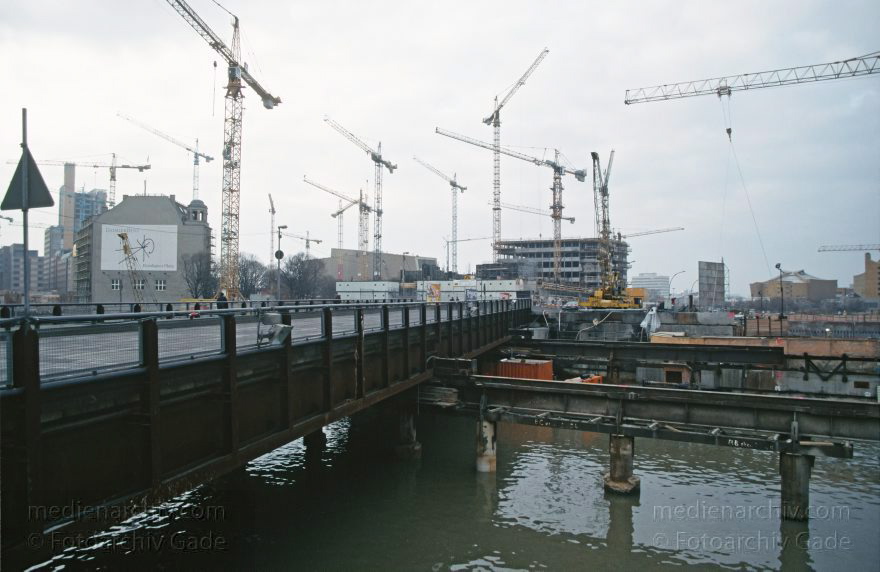 Berlin. Potsdamer Platz. Baustelle
9. 2. 1997. Berlin. Mitte. Tiergarten. Potsdamer Platz. Baustelle. Weinhaus Huth
Schlüsselwörter: Baustelle;Berlin;Deutschland;Germany;Potsdamer Platz;Tiergarten;1997;Weinhaus Huth
