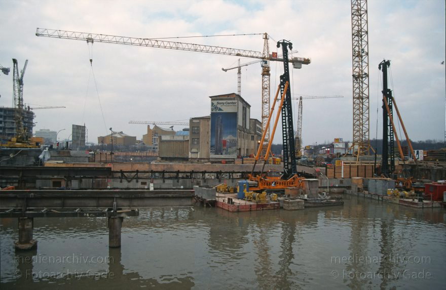 Berlin. Potsdamer Platz. Baustelle
9. 2. 1997. Deutschland. Berlin. Mitte. Tiergarten. Potsdamer Platz. Esplanade
Schlüsselwörter: Baustelle;Berlin;Deutschland;Esplanade;Germany;Potsdamer Platz;1997;Tiergarten