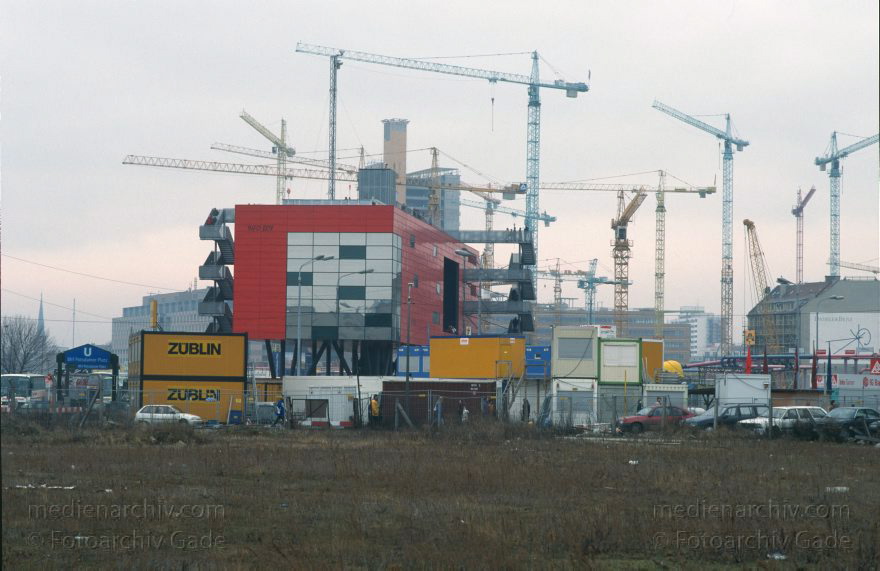 Berlin. Potsdamer Platz. Baustelle
9. 2. 1997. Berlin. Mitte. Tiergarten. Potsdamer Platz. Baustelle. Infobox
Schlüsselwörter: Baustelle;Berlin;Deutschland;Germany;Infobox;Potsdamer Platz;1997;Tiergarten