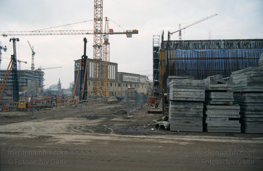 Berlin. Potsdamer Platz. Baustelle. Esplanade
9. 2. 1997. Berlin. Mitte. Tiergarten. Potsdamer Platz. Baustelle. Esplanade
Schlüsselwörter: Baustelle;Berlin;Deutschland;Esplanade;Germany;Potsdamer Platz;1997;Tiergarten