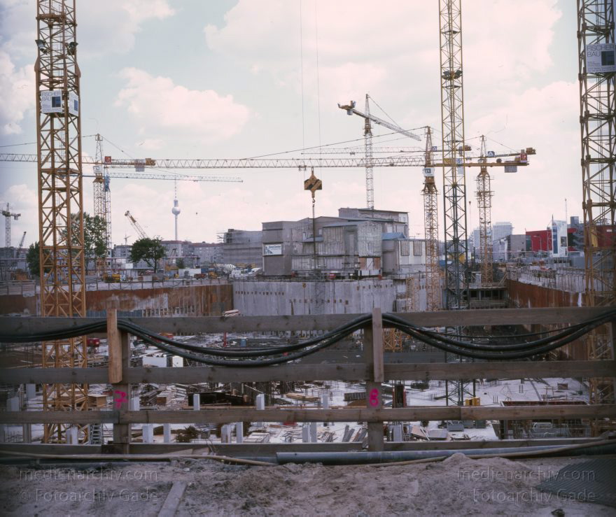 Berlin. Tiergarten. Potsdamer Platz.
Juni 1997. Berlin. Mitte. Tiergarten. Potsdamer Platz. Esplanade
Schlüsselwörter: Baustelle;Berlin;Deutschland;Esplanade;Germany;Potsdamer Platz;1997;Tiergarten