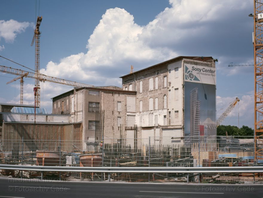 Berlin. Tiergarten. Potsdamer Platz.
Juni 1997. Berlin. Mitte. Tiergarten. Potsdamer Platz. Esplanade
Schlüsselwörter: Baustelle;Berlin;Deutschland;Esplanade;Germany;Potsdamer Platz;1997;Tiergarten
