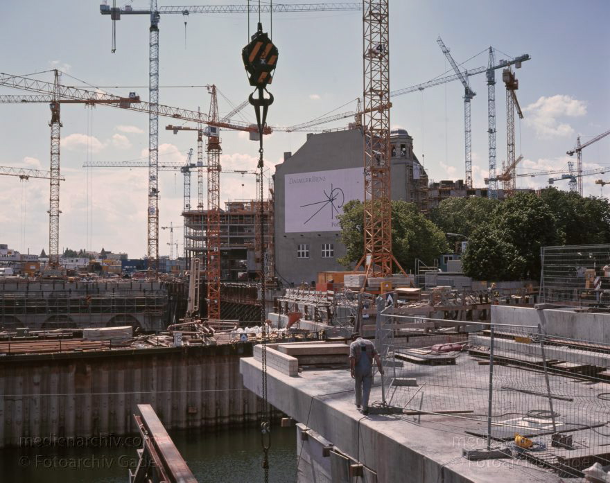 Berlin. Tiergarten. Potsdamer Platz.
Juni 1997. Berlin. Mitte. Tiergarten. Potsdamer Platz. Weinhaus Huth
Schlüsselwörter: Baustelle;Berlin;Deutschland;Germany;Potsdamer Platz;Tiergarten;1997;Weinhaus Huth
