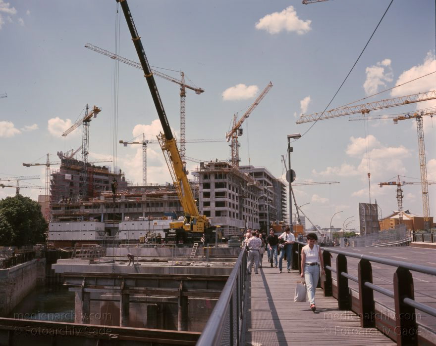 Berlin. Tiergarten. Potsdamer Platz.
Juni 1997. Berlin. Mitte. Tiergarten. Potsdamer Platz.
Schlüsselwörter: Baustelle;Berlin;Deutschland;Germany;Potsdamer Platz;1997;Tiergarten