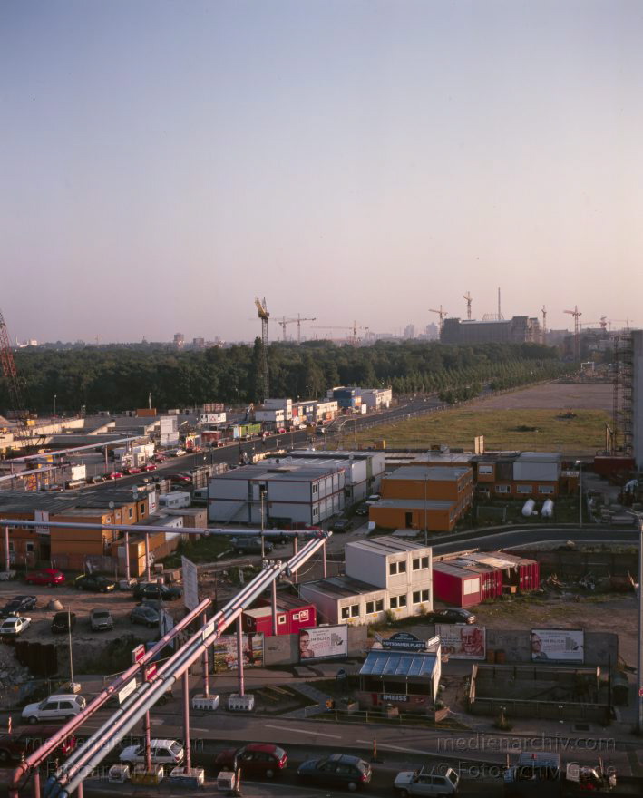 Berlin. Tiergarten. Potsdamer Platz.
Juni 1997. Berlin. Mitte. Tiergarten. Potsdamer Platz.
Schlüsselwörter: Baustelle;Berlin;Deutschland;Germany;Potsdamer Platz;1997;Tiergarten