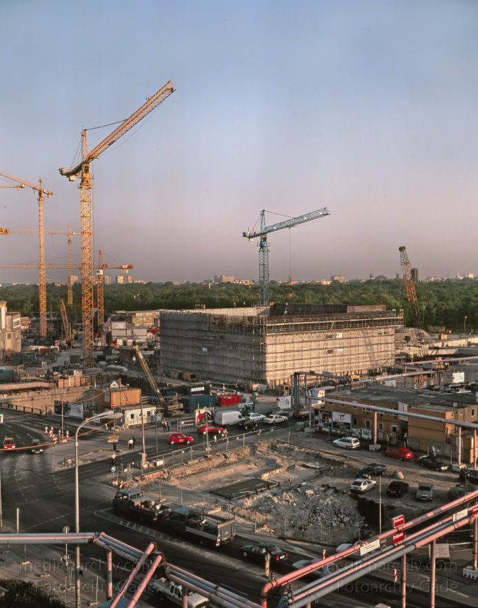 Berlin. Tiergarten. Potsdamer Platz.
Juni 1997. Berlin. Mitte. Tiergarten. Potsdamer Platz.
Schlüsselwörter: Baustelle;Berlin;Deutschland;Germany;Potsdamer Platz;1997;Tiergarten