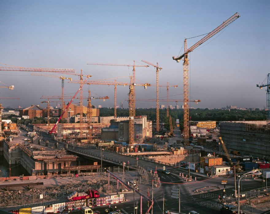 Berlin. Tiergarten. Potsdamer Platz.
Juni 1997. Berlin. Mitte. Tiergarten. Potsdamer Platz.
Schlüsselwörter: Baustelle;Berlin;Deutschland;Germany;Potsdamer Platz;1997;Tiergarten