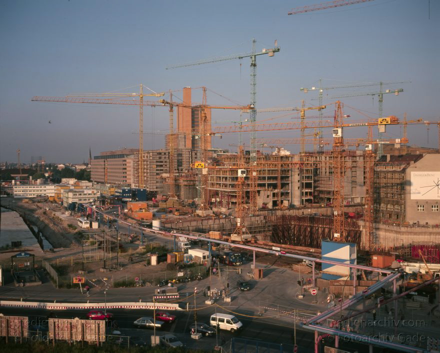 Berlin. Tiergarten. Potsdamer Platz.
Juni 1997. Berlin. Mitte. Tiergarten. Potsdamer Platz.
Schlüsselwörter: Baustelle;Berlin;Deutschland;Germany;Potsdamer Platz;1997;Tiergarten