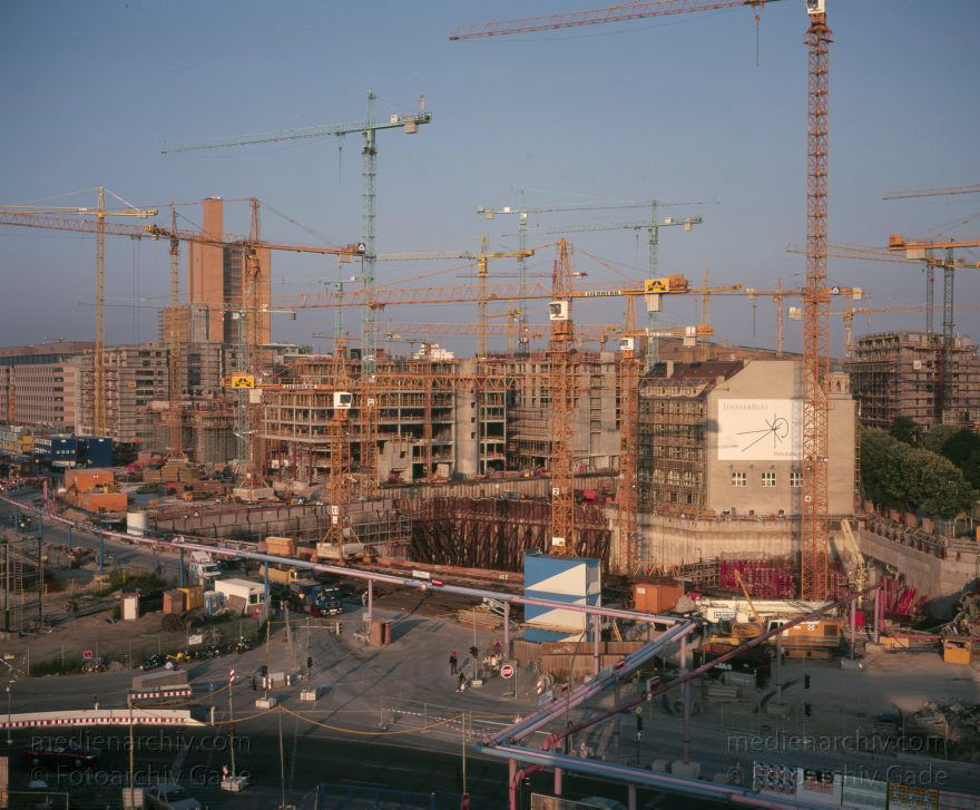 Berlin. Tiergarten. Potsdamer Platz.
Juni 1997. Berlin. Mitte. Tiergarten. Potsdamer Platz. Weinhaus Huth
Schlüsselwörter: Baustelle;Berlin;Deutschland;Germany;Potsdamer Platz;Tiergarten;1997;Weinhaus Huth