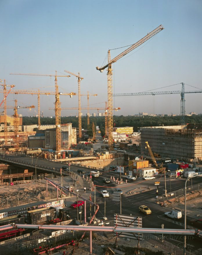 Berlin. Tiergarten. Potsdamer Platz.
Juni 1997. Berlin. Mitte. Tiergarten. Potsdamer Platz.
Schlüsselwörter: Baustelle;Berlin;Deutschland;Germany;Potsdamer Platz;1997;Tiergarten
