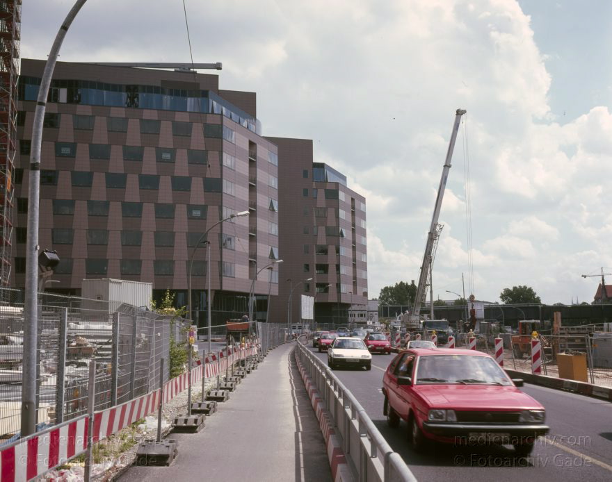 Berlin. Tiergarten. Potsdamer Platz.
Juni 1997. Berlin. Mitte. Tiergarten. Potsdamer Platz.
Schlüsselwörter: Baustelle;Berlin;Debis-Haus;Deutschland;Germany;Potsdamer Platz;1997;Tiergarten