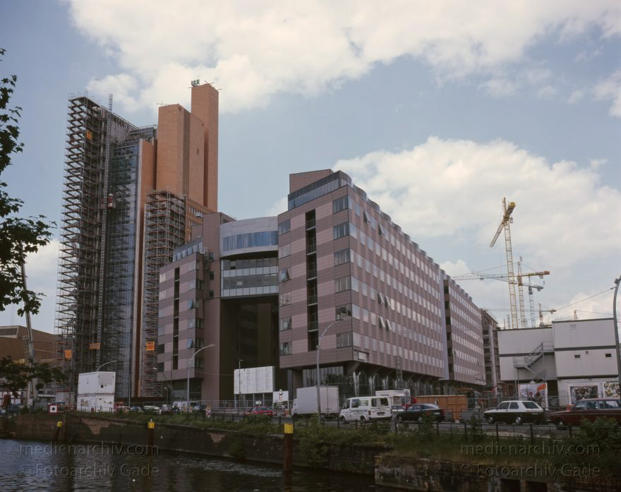 Berlin. Tiergarten. Potsdamer Platz.
Juni 1997. Berlin. Mitte. Tiergarten. Potsdamer Platz. Landwehrkanal
Schlüsselwörter: Baustelle;Berlin;Debis-Haus;Deutschland;Germany;Landwehrkanal;Potsdamer Platz;1997;Tiergarten