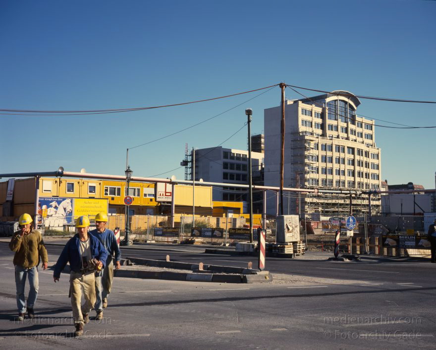Berlin. Potsdamer Platz. Baustelle. Leipziger Platz. Mosse Palais
September 1997. Berlin. Mitte. Tiergarten. Potsdamer Platz. Baustelle. Leipziger Platz. Mosse Palais
Schlüsselwörter: Baustelle;Berlin;Deutschland;Germany;Mosse-Palais;Potsdamer Platz;1997;Tiergarten