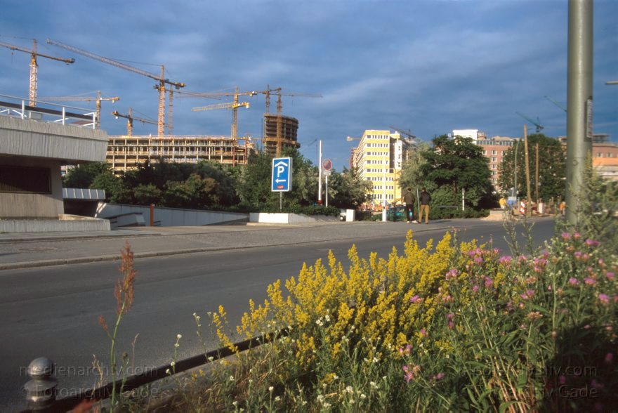 Berlin. Potsdamer Platz. Baustelle
14. 6. 1998. Berlin. Mitte. Tiergarten. Potsdamer Platz. Baustelle
Schlüsselwörter: Baustelle;Berlin;Deutschland;Germany;Potsdamer Platz;1998;Tiergarten