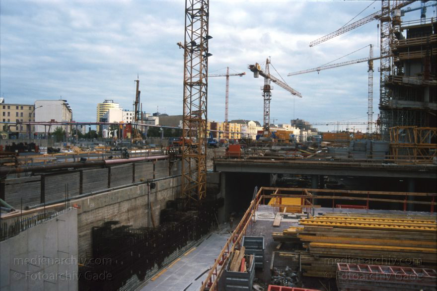 Berlin. Potsdamer Platz.
14. Juni 1998. Berlin. Mitte. Tiergarten. Potsdamer Platz.
Schlüsselwörter: Baustelle;Berlin;Deutschland;Germany;Potsdamer Platz;1998;Tiergarten