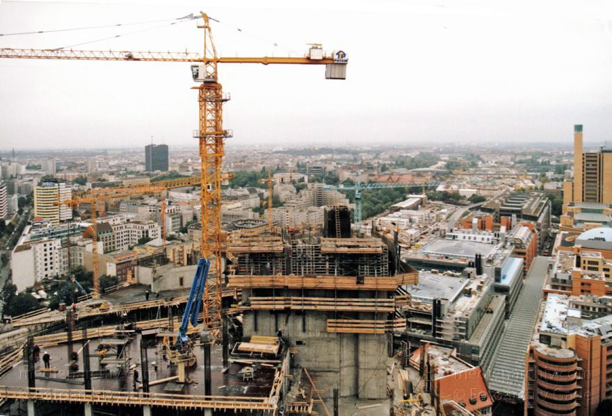 Berlin. Potsdamer Platz.
1998. September. Deutschland. Berlin. Mitte. Tiergarten. Potsdamer Platz.
Schlüsselwörter: Baustelle;Berlin;Deutschland;Germany;Potsdamer Platz;1998;Tiergarten