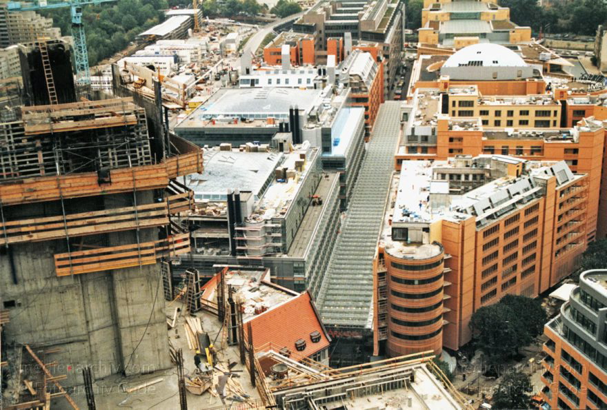 Berlin. Potsdamer Platz. Rundblick vom Sony-Center
1998. September. Deutschland. Berlin. Mitte. Tiergarten. Potsdamer Platz. Rundblick vom Sony-Center
Schlüsselwörter: Baustelle;Berlin;Deutschland;Germany;Potsdamer Platz;1998;Tiergarten
