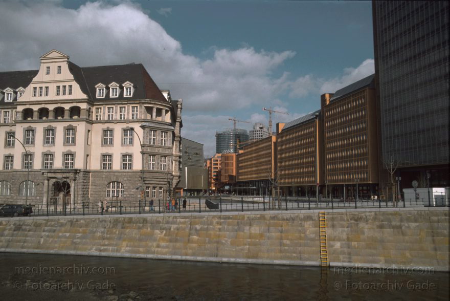 Berlin. Potsdamer Platz. Baustelle
März 1999. Berlin. Mitte. Tiergarten. Potsdamer Platz. Baustelle. Canaris-Haus. GIZ-Haus
Schlüsselwörter: Berlin;Canaris-Haus;Deutschland;Germany;GIZ-Haus;Landwehrkanal;Potsdamer Platz;1999;Tiergarten